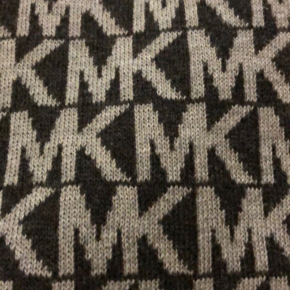 MK Scarf 🧣 - Picture 2 of 4